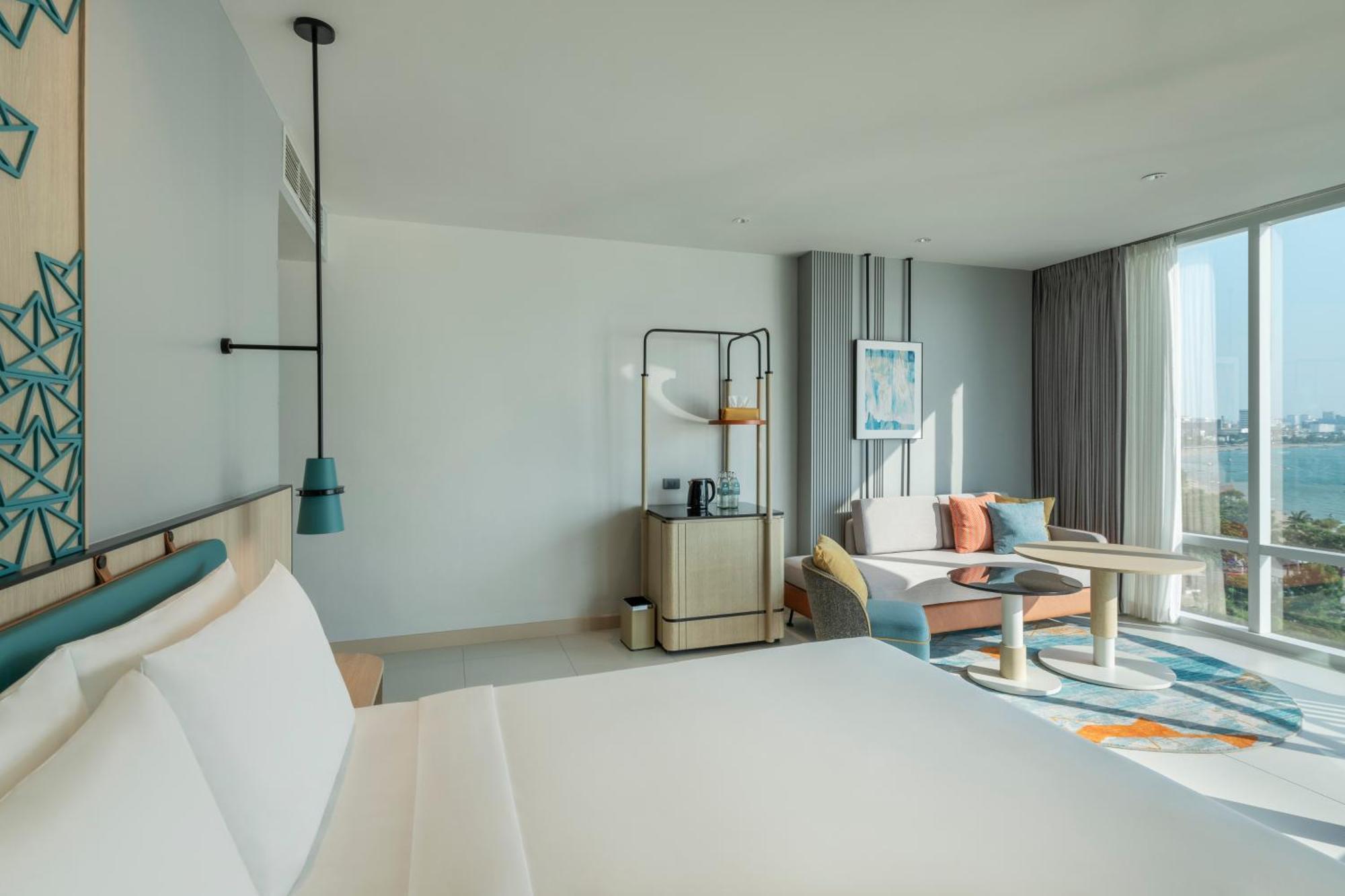 Premium Zimmer mit Kingsize-Bett, Blick auf den Strand von Pattaya und den Bay Tower