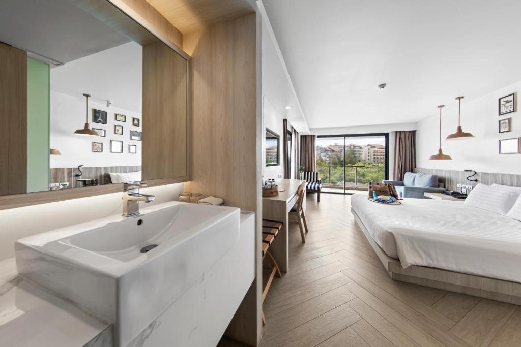 Grand Superior Panorama-Zimmer mit Poolblick